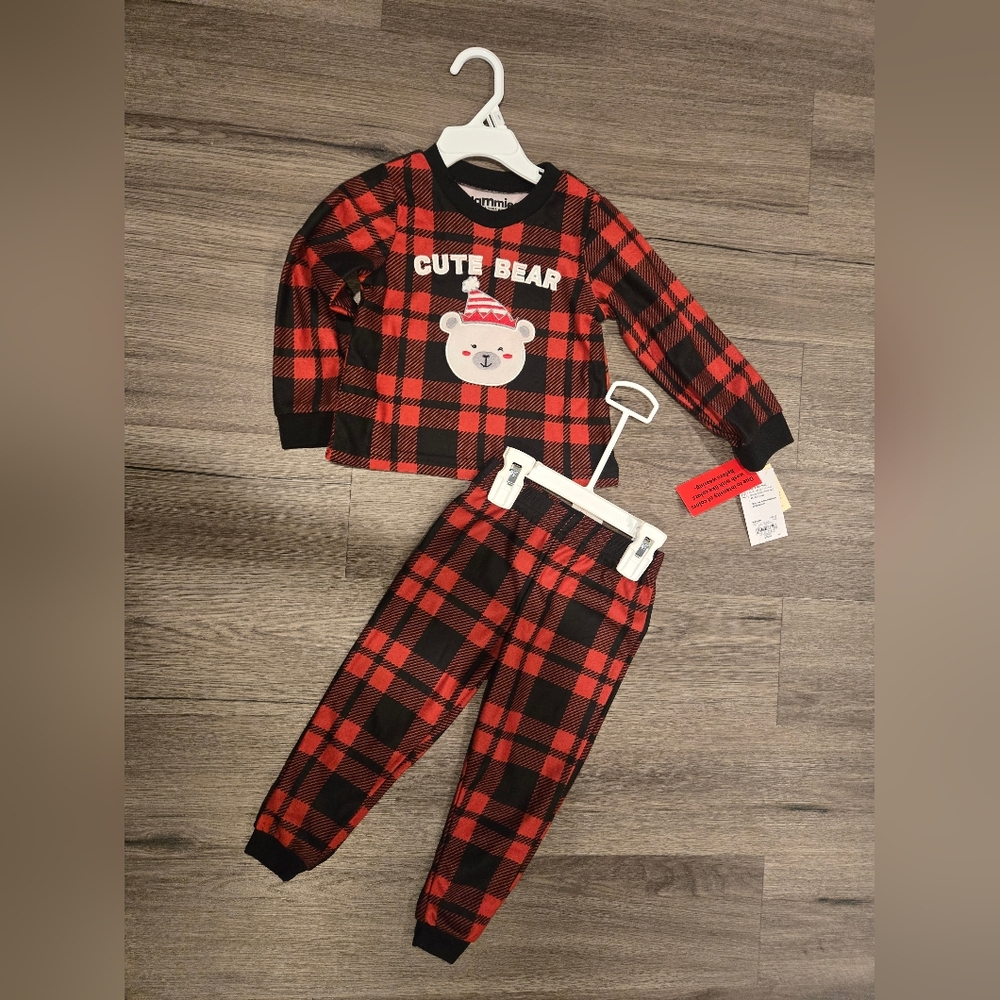 Boys 2T toddle matching red and black plaid set, pajamas. Cute Bear